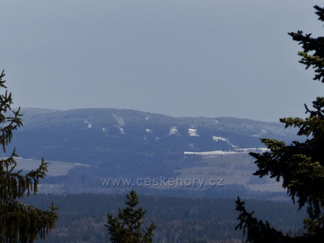 Vrbice - pohled z cesty Dr.Jarkovského k zasněženým vrcholům Orlických hor