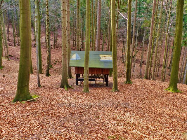 Potštejn - krmelec pod cestou na hrad Velešov