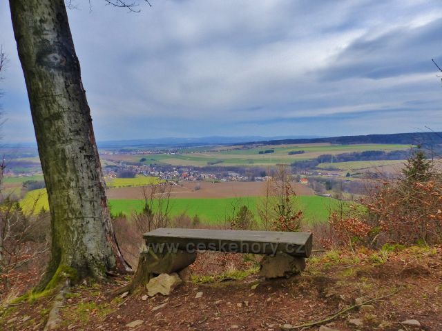 Potštejn - lavička na trase NS Velešov k hradní zřícenině
