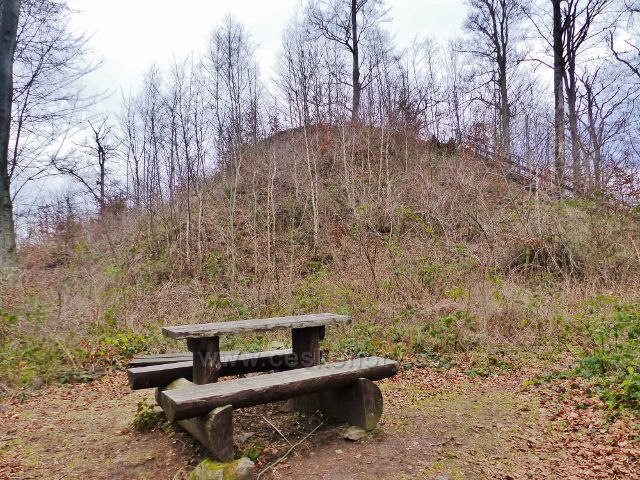 Potštejn - odpočívadlo v areálu zříceniny hradu Velešov
