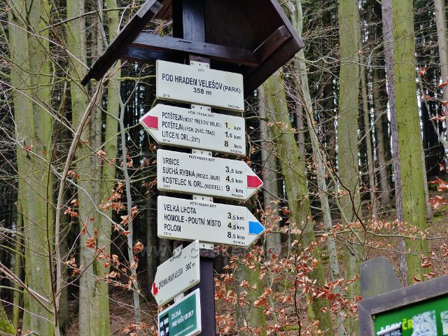 Potštejn - turistický rozcestník "Pod hradem Velešov (park.) 358 m.n.m."