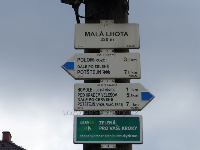 Turistický rozcestník "Malá Lhota 330 m.n.m." na návsi