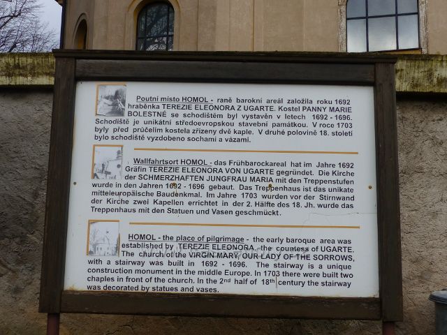 Homol - informační panel u zadního vchodu stručně popisuje poutní místo
