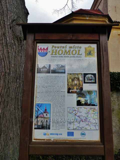 Homol - informační panel "Poutní místo Homol" u zadní brány kostela Panny Marie Bolestné