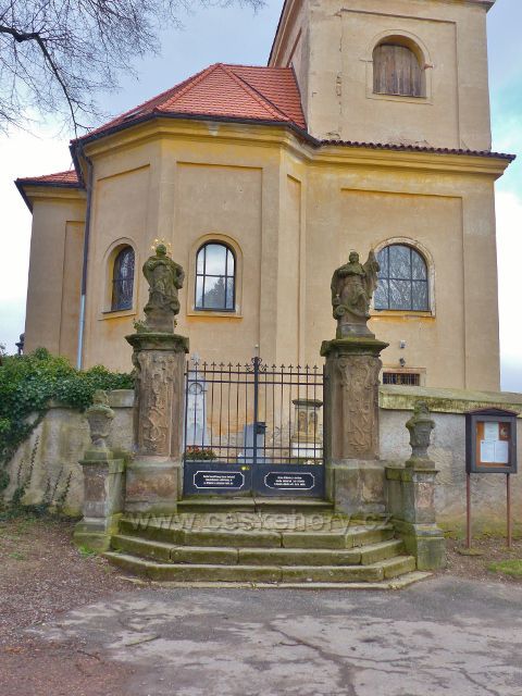 Homol - zadní brána kostela Panny Marie Bolestné se sochou sv.Václava(vpravo( a sochou sv.Jana Nepomuckého(vlevo)