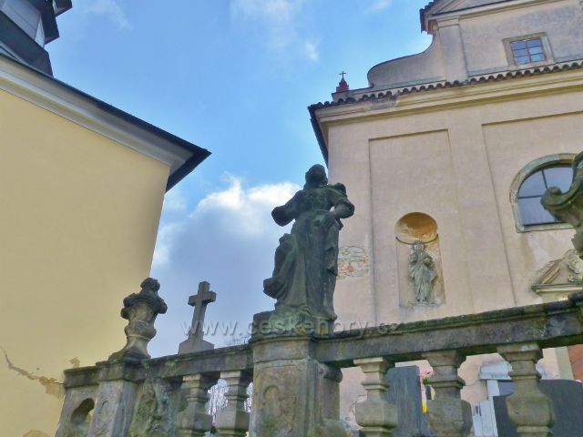 Homol - socha sv.Máří Magdalény na levé straně horní balustrády