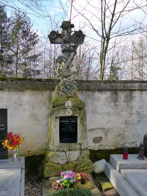 Homol - jeden ze starých pomníků na hřbitově kolem kostela Panny Marie Bolestné