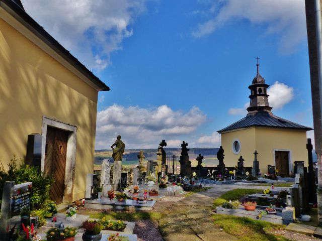 Homol - část hřbitova mezi oběma kaplemi
