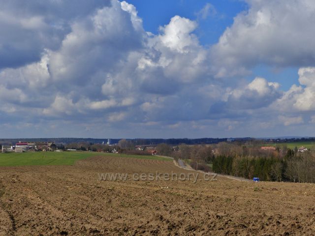 Homol - pohled od parkoviště pod Homolí k Borovnici v níž sídlila zakladatelka kostela Panny Marie Bolestné hraběnka Terezie Eleonora z Ugarte
