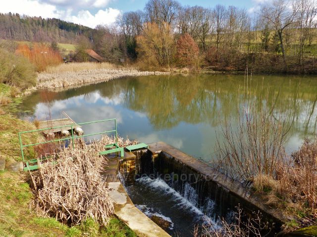 Velká Lhota - rybník na návsi byl vybudován na Lhotském púotoku