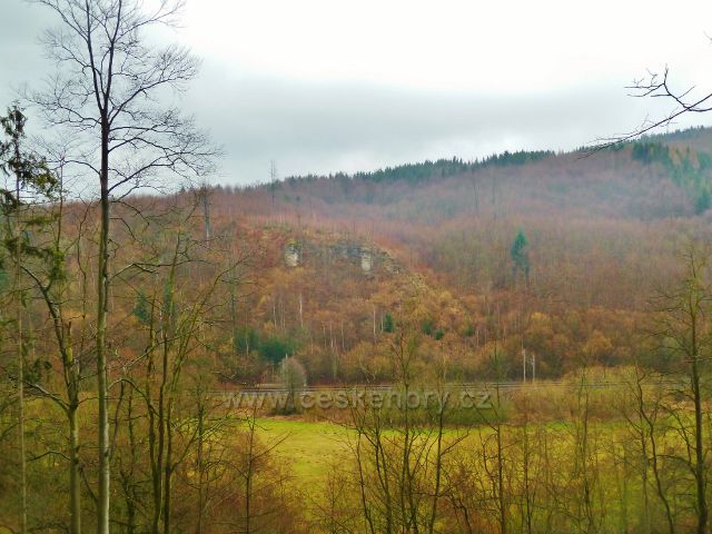 Vadětín - pohled z cesty od Lanšperka k protilehlé opukové skále nad cyklostezkou Černovíru pod Lanšperk
