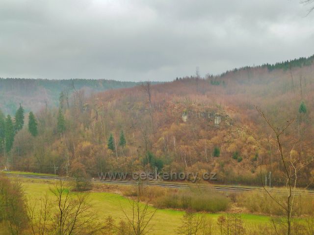 Vadětín - pohled na železniční trať mezi Černovírem a Lanšperkem, podle níž vede cyklostezka z Ústí nad Orlicí do Letohradu