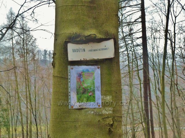 Vadětín - "zaháčkovaná" tabulka označení květinové rezervace