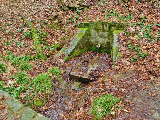 Vadětín - studánka v Sejfech na trase NS Údolí Sejfů