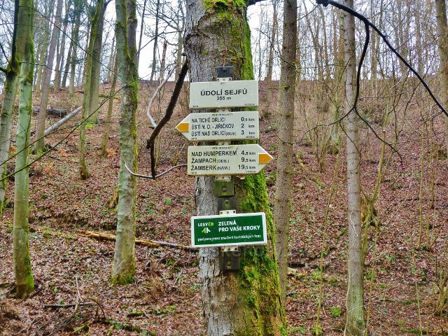 Vadětín - rozcestník na trase po žluté TZ Údolím Sejfů