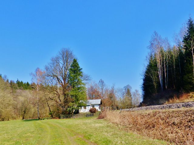 Bohousová - bývalý strážní domek ČSD dnes slouží rekreaci
