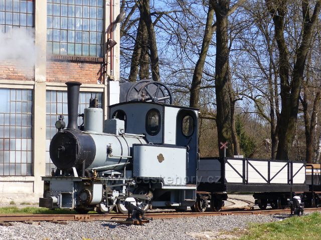 Žamberk - úzkokolejná lokomotiva Kolínské továrny po renovaci před Muzeem starých strojů