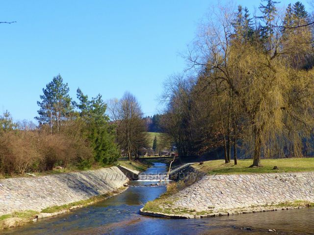 Žamberk - poslední splav na Rokytence je jen několik metrů před jejím ústím do Divoké Orlice