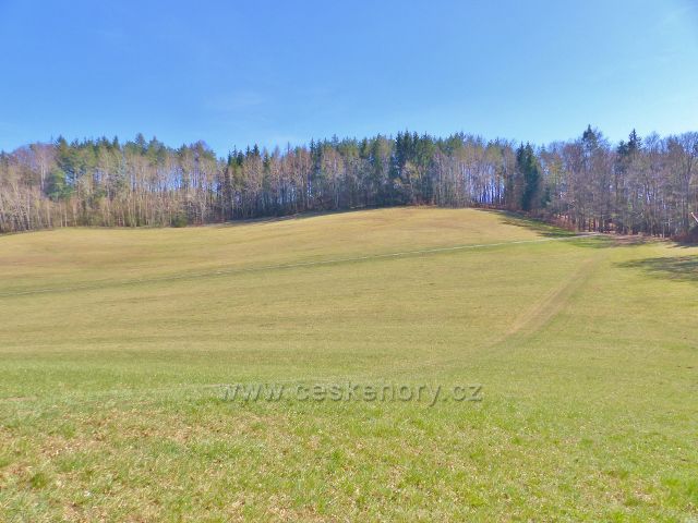 Dlouhoňovice - tuto luční enklávu dělí nová cyklostezka do Písečné