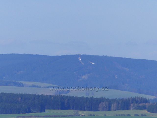 Dlouhoňovice - pohled z okraje lesa nad vlekem na Zakletý v Orlických horách