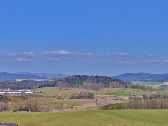 Dlouhoňovice - pohled od výhledny k vrchu Karlovice