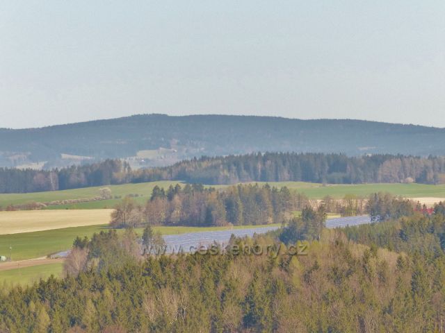 Pohled z polní cesty pod Hůrkou k Orlickým horám.  V popředí je fotovoltaika u Kameničné