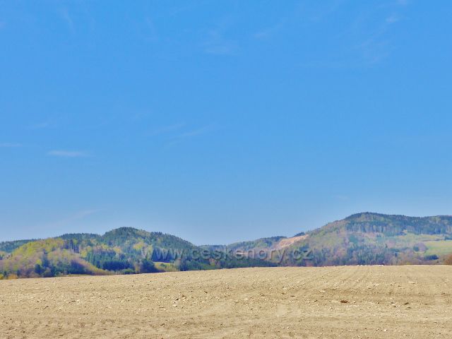 Pohled z polní cesty pod Hůrkou na Kletnou a protilehlý litický Chlum s kamenolomem