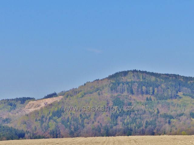 Pohled na litický Chlum s kamenolomem (603 m.n.m.)