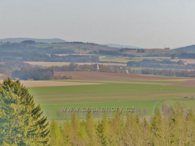 Pohled od myslivecké chaty z úbočí Hůrky k Rozálce nad Žamberkem s Tyršovo rozhlednou