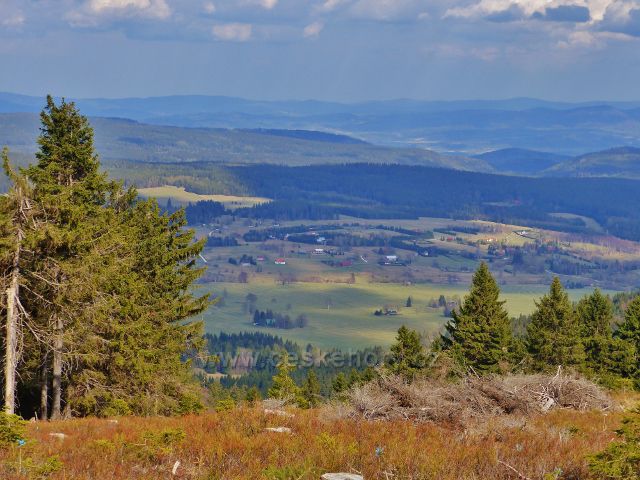 Pohled k polské obci Lasowka ležící v popředí Bystřických hor