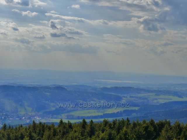 Pohled z rozhledny Velká Deštná k vodní nádrži Rozkoš u České Skalice