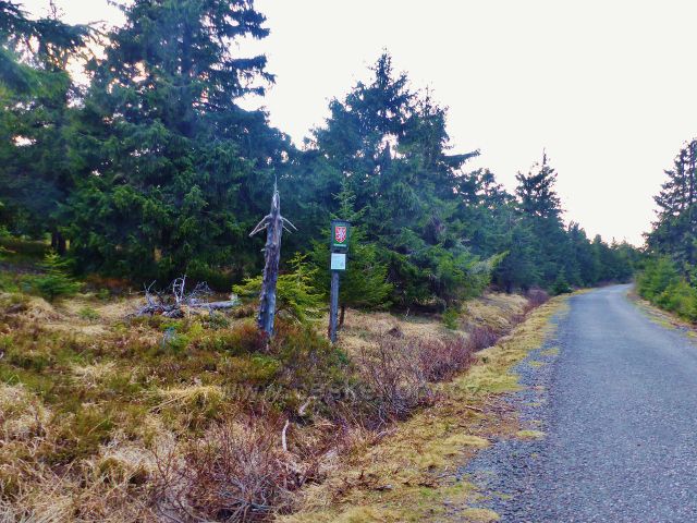 Na hranici PR Jelení lázeň upozorňuje označení rezervace na jejím  okraji u Jiráskovy cesty.