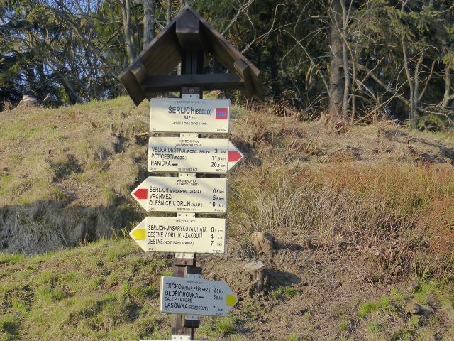 Turistický rozcestník "Šerlich(sedlo) 928 m.n.m., hřeben Orlických hor"