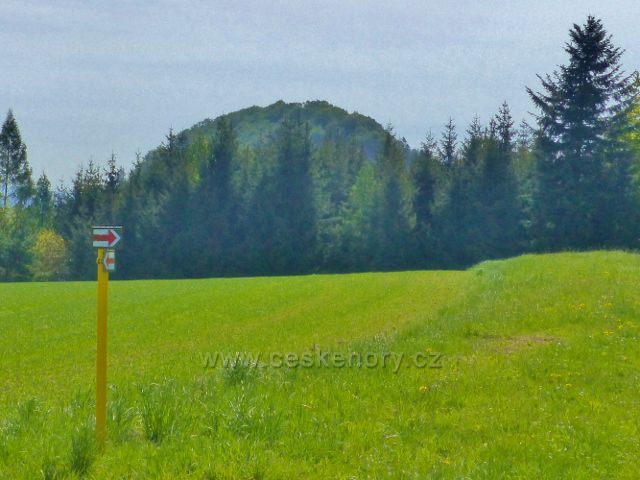 Hejnice - pohled na vyčnívající vrchol Žampachu (5456 m.n.m.)z cesty po červené TZ