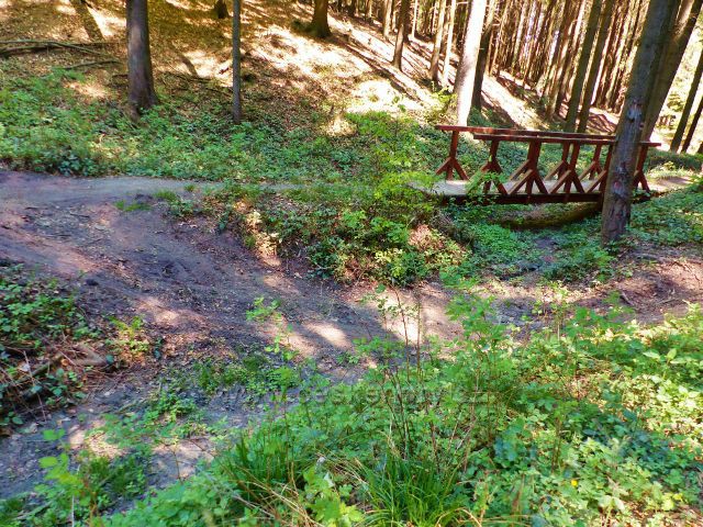 Mostek přes v současnosti vyschlé koryto jednoho z přítoků Potočnice