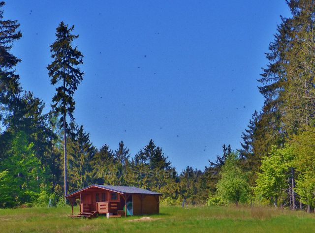 Chata před vrchem Žampach