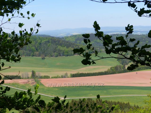 Pohled z výhledového místa na vrchu Žampach na cestu od Hejnic a na hřeben Kozince