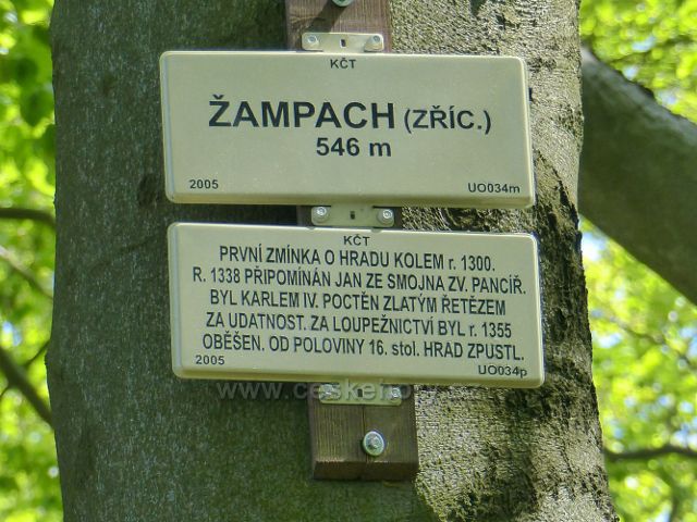 Turistický rozcestník a informační tabulka na vrchu Žampach