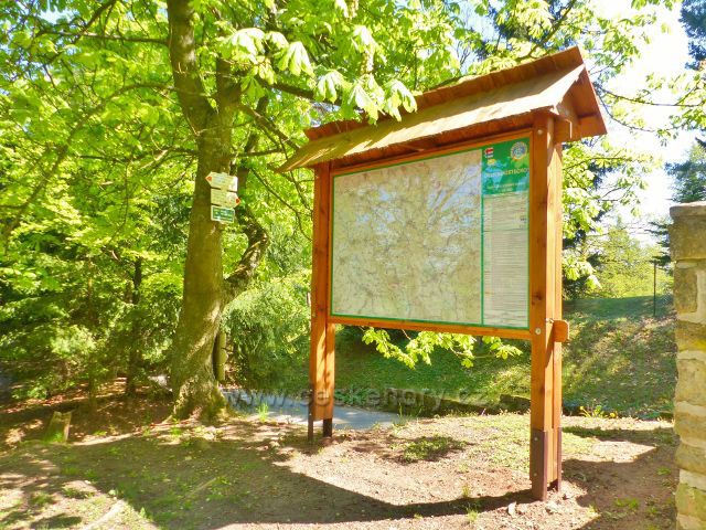 Turistický rozcestník a turistická mapa na úpatí vrchu Žampach u mostku do arboreta