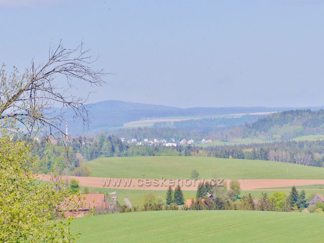 Pohled z úpatí vrchu Žampach na Žamberk