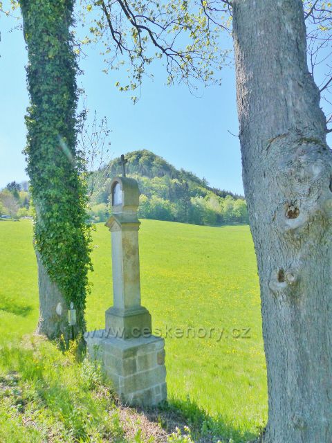 Svatý obrázek u silnice pod Žampachem.Průhled k vrchu Žampach