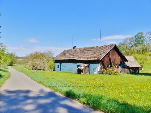 Osamělá chalupa u silničky ze Žampachu do Písečné