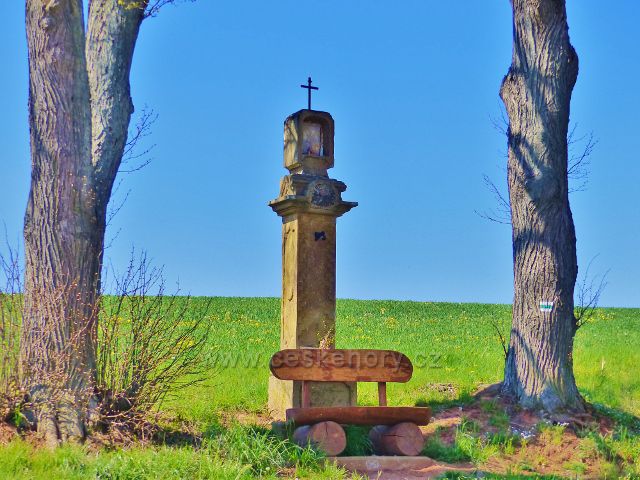 Pomník s lavičkou u cesty po zelené TZ z Písečné do Žamberka