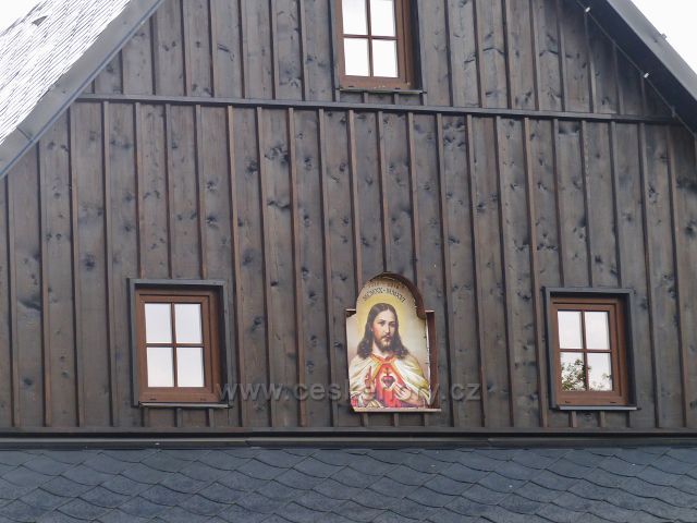 Detail štítu chalupy pod zvoničkou v Kunčicích