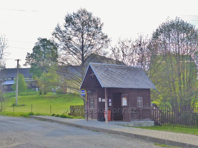 Kunčice u Starého Města pod Sněžníkem - zastávka autobusu Kunčice,Točna je výchozím bodem jedné z turistických tras k horské chatě Paprsek