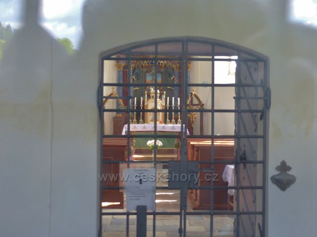 Částečný náhled do interiéru kaple Panny Marie Bolestné v Kunčicích