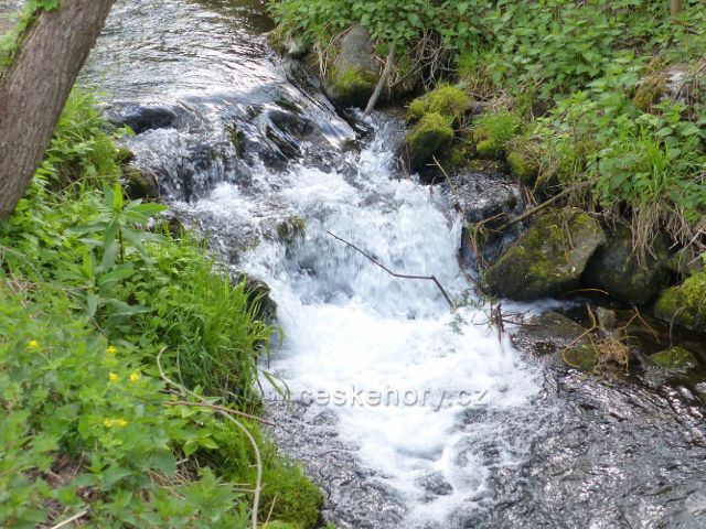 Jeden z mnoha peřejů na Kunčickém potoku v horní části obce