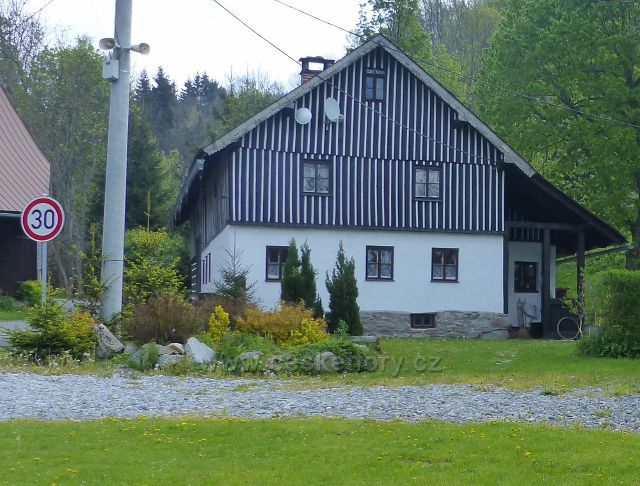 Rekreační chalupa na konci Kunčic stojí v nejužší části silničky na Paprsek