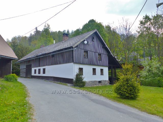 Nejužší část silničky na Paprsek na konci horní části Kunčic u Starého Města pod Sněžníkem