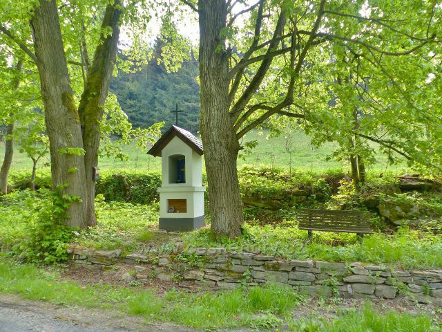 Výklenková kaplička u silničky na Paprsek